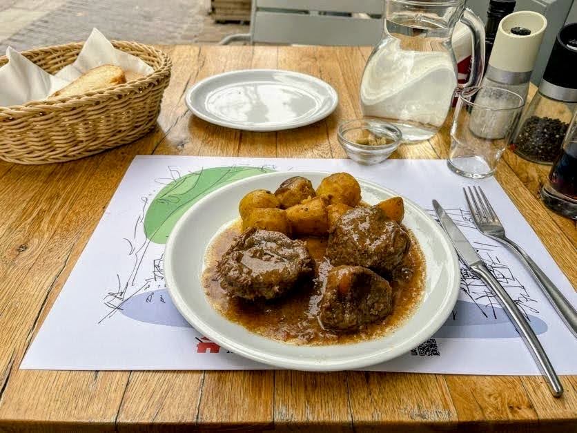 Stifado Kretenzische rundvleesstoofpot bij Kouzina EPE Restaurant Chania